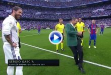 Sergio García homenajeado en el Bernabéu. Hizo el saque de honor en ‘El Clásico’ Madrid-Barça