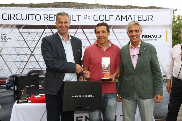 El ganador del torneo, con Agustín Montejo de Renault y Raúl Enero, Director Deportivo del campo