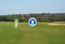 Una espectacular serpiente se paseó a sus anchas por un campo de golf de Sudáfrica (VÍDEO)
