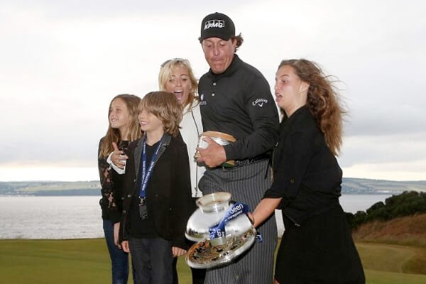 Phil Mickelson y su familia posan con el trofeo conquistado en el Scottish Open en 2013