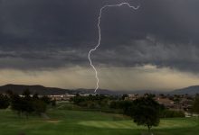 Un golfista muere tras ser alcanzado por un rayo en un campo de golf en Reino Unido mientras jugaba