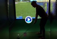 ¡In the middle! Este golfista recibió un golpe muy doloroso jugando en un simulador (VÍDEO)