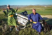 Un jugador de rugby recorrió Mongolia jugando el hoyo más largo de la historia por una buena causa