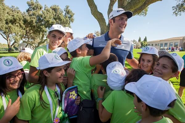 Jon Rahm con los alumnos de Brea de Tajo. Foto: Bosco Martín
