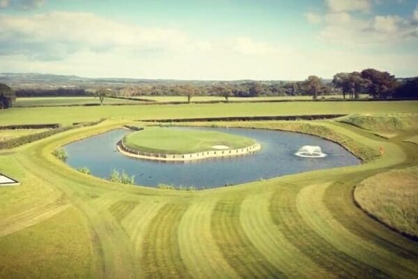 Réplica del Hoyo 17 de Sawgrass en el jardín de Gareth Bale. Foto: @golfnewsmag