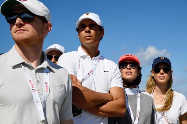 Rafa Nadal observa atentamente a Tiger Woods en el Hero World Challenge. Foto: @PGATOUR