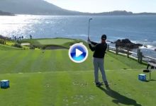 Maravilloso golpe de Jon Rahm en el intimidante, corto e icónico hoyo 7 de Pebble Beach (VÍDEO)