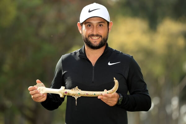 Alex Levy con la daga de campeón. Foto: @EuropeanTour