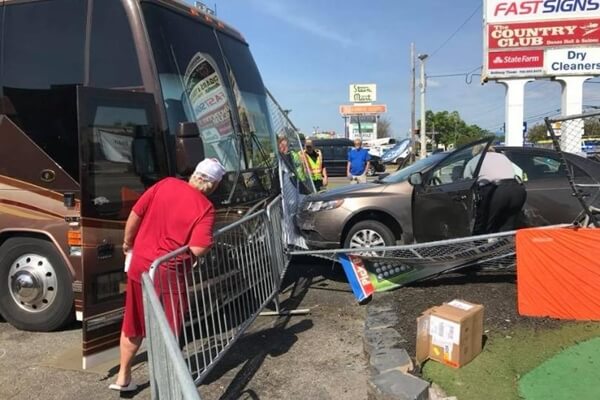 John Daly en primer término, observa los daños causados por el accidente. Foto @WRDW_WAGT