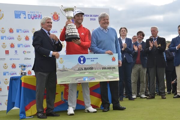 Jon Rahm recibe el trofeo y el "cheque" como campeón del Open de España. Foto: OpenGolf.es