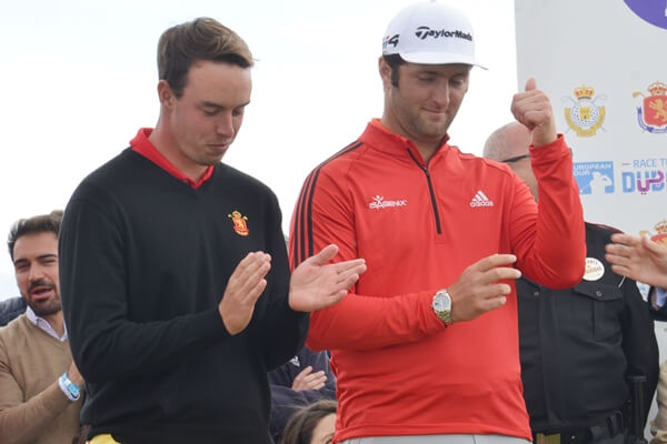Víctor Pastor y Jon Rahm durante la entrega de premios del Open de España. Foto: OpenGolf.es