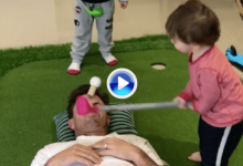Greg Blewett volvió a hacer de tee humano de uno de sus hijos… ¡y salió de nuevo malparado! (VÍDEO)