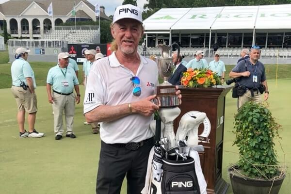Miguel Ángel Jiménez posa con su trofeo y su bolsa de palos PING Miguel Ángel Jiménez posa con su trofeo y su bolsa de palos PING