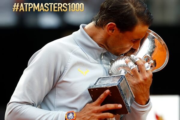 Rafa Nadal besa el trofeo conquistado en Roma. Foto: @ATPWorldTour