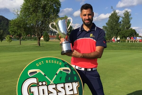 Santi Tarrio posa con su trofeo en el Gosser Open en Austria