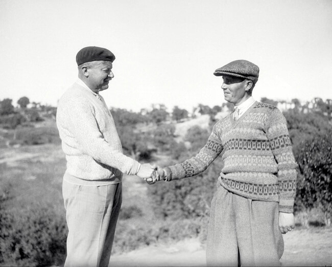 Arnaud Massy  ganador de la edición del Open de 1928, estrechando la mano de Ernesto de Céspedes, segundo clasificado