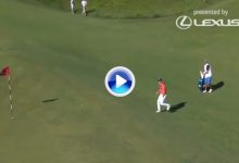 El Golf es duro: Spieth corrió a marcar la bola en el endiablado 11 pero la bola no le esperó (VÍDEO)