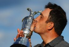 El beso del italiano al trofeo más deseado. Francesco Molinari es el Golfista Campeón del Año