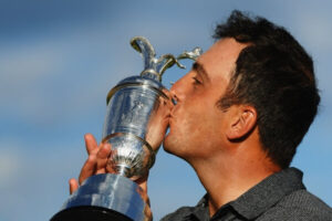 Francesco Molinari besa la Jarra de Clarete. Foto: @TheOpen