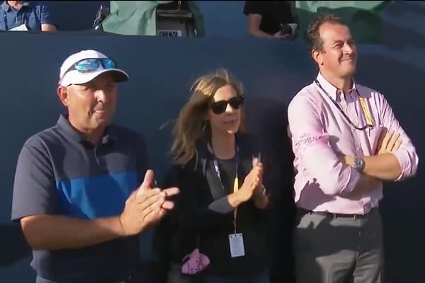 Pello Iguarán (izqda) y Gorka Guillén junto a la esposa de Molinari este pasado domingo