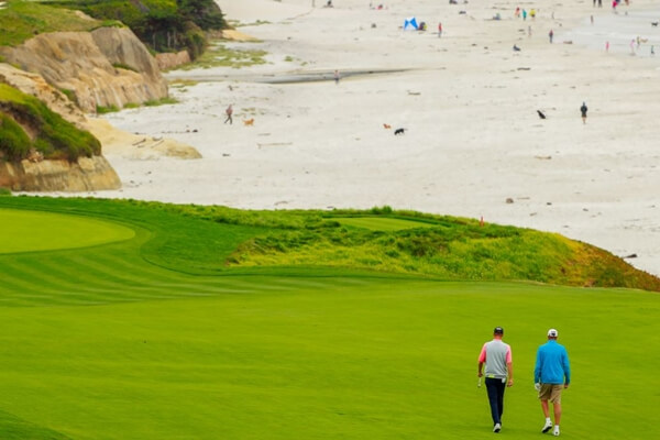 Dos jugadores caminal hacia el green del 9 de Pebble Beach. Foto: USGA