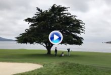 Golpazo de Ángel Hidalgo con driver desde debajo del icónico árbol en el 18 de Pebble Beach (VÍDEO)