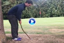 ¿Golf primitivo? Este jugador embocó su chip jugando la bola con una simple rama de árbol (VÍDEO)