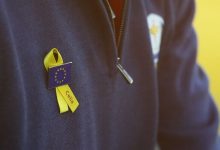 El equipo europeo de la Ryder Cup luce lazos amarillos en París en memoria de Celia Barquín