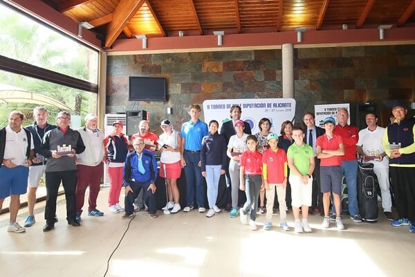 Foto de familia en el II Torneo de Golf Diputación de Alicante