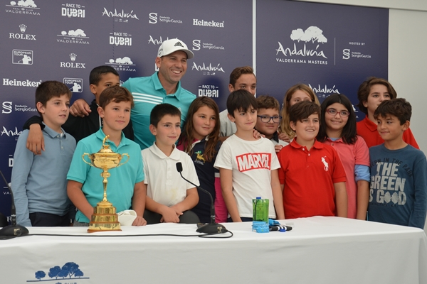 Sergio García con los niños de Brea del tajo. Foto: OpenGolf.es Sergio García con los niños de Brea del tajo. Foto: OpenGolf.es