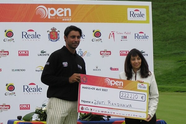 Jyoti Randhawa recibiendo el premio como 2º clasificado en el Open de España de 2007. Foto: OpenGolf.es