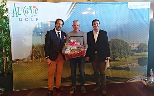 Emilio del Barrio (Petimetre) y Jaime Ibañez (Alicante Golf) junto al campeón scratch