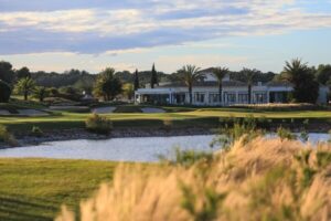 Vista del hoyo 18 de Las Colinas Golf