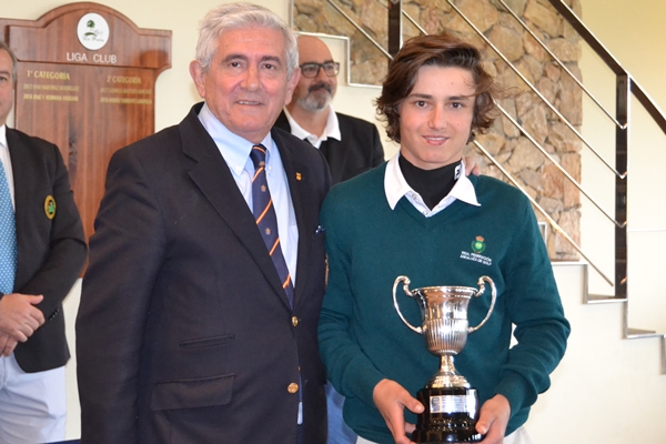 Álvaro Mueller-Baumgart posa con su trofeo junto al presidente de la RFEG
