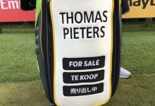 Thomas Pieters borda en su bolsa «EN VENTA» en tres idiomas con la esperanza de encontrar sponsor
