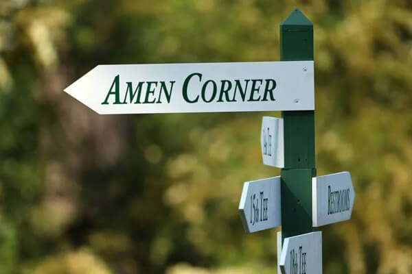Señalización en el Augusta National que indica la dirección del Amen Corner