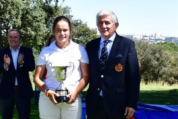 María Villanueva posa con su trofeo junto al presidente de la RFEG, Gonzaga Escauriaza