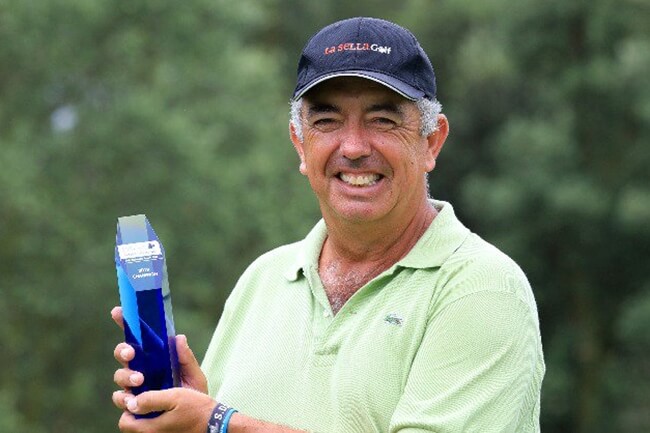 José Manuel Carriles, sonriente, posa con su trofeo José Manuel Carriles, sonriente, posa con su trofeo