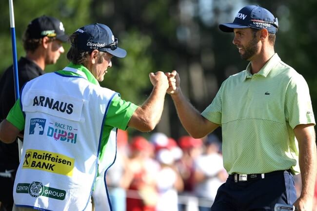 Adri Arnaus choca el puño con su caddie Pedro Linhart. Foto via Twitter