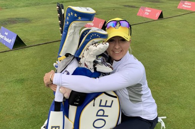 La inglesa posó feliz con sus recuperados palos. Foto: @Jodi_Ewart