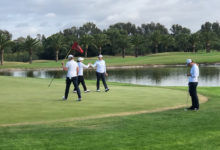 Tres parejas empatan en lo más alto tras el primer día de competición en el Real Club Sevilla Golf