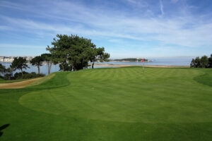 Hoyo 14 de Pedreña con la bahía de Santander y el palacio de la Magdalena al fondo