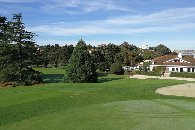 Pedreña con la Casa Club al fondo