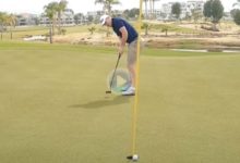 El Golf es duro… ¡Vaya corbatón! Esta bola hizo un giro de 360º y cogió el camino al lugar donde estaba