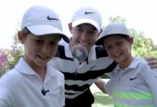 ¡Qué grande es el Golf! McIlroy hizo felices a dos niños hermanos, «viejos» amigos, Héctor y Eduardo