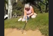 Esta señora buscó el golpe imposible con la bola en el bunker y salió rodando por la arena en el intento