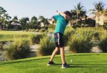 Tommy, el niño de 9 años con un solo brazo, regresó a los campos de golf con un swing increíble