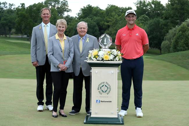 Jon Rahm con Jack Nicklaus y su esposa Bárbara durante la entrega de premios de the Memorial Tournament