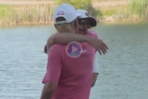 Miguel Angel Jimenez se abraza a su caddie e hijo tras finalizar la ronda
