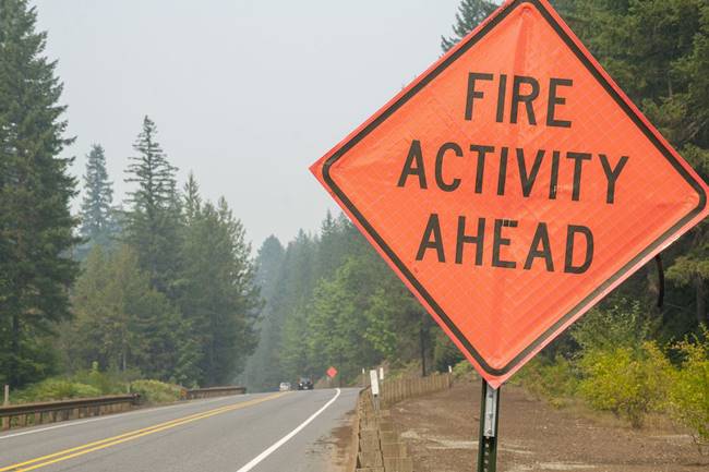 Señal que indica los incendios más adelante. Foto Oregon Live